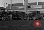 Standbild Verschrottung alter Automobile United States USA, 1930, aus Sekunde 29 historischem Filmmaterial Videoclip 65675068387