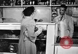 Standbild Fleisch shop United States USA, 1946, aus Sekunde 49 historischem Filmmaterial Videoclip 65675068408