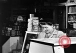 Standbild Fleisch shop United States USA, 1946, aus Sekunde 61 historischem Filmmaterial Videoclip 65675068408