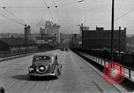 Immagine di 1940s automobili su Market Street Bridge Youngstown Ohio USA, 1946, secondo 3 filmato di repertorio 65675068413