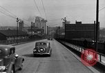 Immagine di 1940s automobili su Market Street Bridge Youngstown Ohio USA, 1946, secondo 4 filmato di repertorio 65675068413