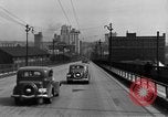 Immagine di 1940s automobili su Market Street Bridge Youngstown Ohio USA, 1946, secondo 5 filmato di repertorio 65675068413