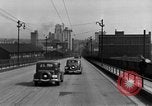 Immagine di 1940s automobili su Market Street Bridge Youngstown Ohio USA, 1946, secondo 6 filmato di repertorio 65675068413