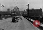 Immagine di 1940s automobili su Market Street Bridge Youngstown Ohio USA, 1946, secondo 7 filmato di repertorio 65675068413