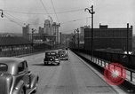 Immagine di 1940s automobili su Market Street Bridge Youngstown Ohio USA, 1946, secondo 8 filmato di repertorio 65675068413