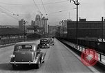 Immagine di 1940s automobili su Market Street Bridge Youngstown Ohio USA, 1946, secondo 9 filmato di repertorio 65675068413