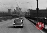 Immagine di 1940s automobili su Market Street Bridge Youngstown Ohio USA, 1946, secondo 10 filmato di repertorio 65675068413