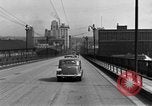 Immagine di 1940s automobili su Market Street Bridge Youngstown Ohio USA, 1946, secondo 11 filmato di repertorio 65675068413
