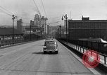 Immagine di 1940s automobili su Market Street Bridge Youngstown Ohio USA, 1946, secondo 12 filmato di repertorio 65675068413