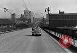 Immagine di 1940s automobili su Market Street Bridge Youngstown Ohio USA, 1946, secondo 13 filmato di repertorio 65675068413