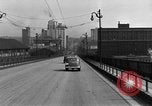 Immagine di 1940s automobili su Market Street Bridge Youngstown Ohio USA, 1946, secondo 14 filmato di repertorio 65675068413