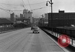 Immagine di 1940s automobili su Market Street Bridge Youngstown Ohio USA, 1946, secondo 15 filmato di repertorio 65675068413