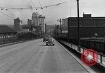 Immagine di 1940s automobili su Market Street Bridge Youngstown Ohio USA, 1946, secondo 16 filmato di repertorio 65675068413