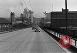 Immagine di 1940s automobili su Market Street Bridge Youngstown Ohio USA, 1946, secondo 17 filmato di repertorio 65675068413