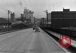 Immagine di 1940s automobili su Market Street Bridge Youngstown Ohio USA, 1946, secondo 18 filmato di repertorio 65675068413