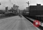 Immagine di 1940s automobili su Market Street Bridge Youngstown Ohio USA, 1946, secondo 20 filmato di repertorio 65675068413