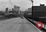 Immagine di 1940s automobili su Market Street Bridge Youngstown Ohio USA, 1946, secondo 21 filmato di repertorio 65675068413