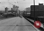 Immagine di 1940s automobili su Market Street Bridge Youngstown Ohio USA, 1946, secondo 22 filmato di repertorio 65675068413