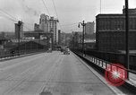 Immagine di 1940s automobili su Market Street Bridge Youngstown Ohio USA, 1946, secondo 23 filmato di repertorio 65675068413