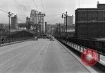 Immagine di 1940s automobili su Market Street Bridge Youngstown Ohio USA, 1946, secondo 24 filmato di repertorio 65675068413