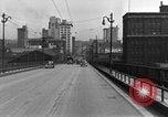 Immagine di 1940s automobili su Market Street Bridge Youngstown Ohio USA, 1946, secondo 25 filmato di repertorio 65675068413