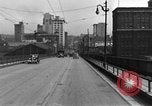 Immagine di 1940s automobili su Market Street Bridge Youngstown Ohio USA, 1946, secondo 26 filmato di repertorio 65675068413