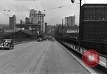 Immagine di 1940s automobili su Market Street Bridge Youngstown Ohio USA, 1946, secondo 27 filmato di repertorio 65675068413