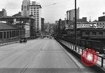 Immagine di 1940s automobili su Market Street Bridge Youngstown Ohio USA, 1946, secondo 28 filmato di repertorio 65675068413