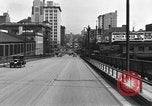 Immagine di 1940s automobili su Market Street Bridge Youngstown Ohio USA, 1946, secondo 29 filmato di repertorio 65675068413