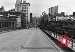 Immagine di 1940s automobili su Market Street Bridge Youngstown Ohio USA, 1946, secondo 30 filmato di repertorio 65675068413
