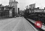 Immagine di 1940s automobili su Market Street Bridge Youngstown Ohio USA, 1946, secondo 31 filmato di repertorio 65675068413