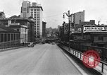 Immagine di 1940s automobili su Market Street Bridge Youngstown Ohio USA, 1946, secondo 32 filmato di repertorio 65675068413