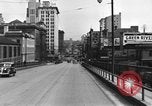 Immagine di 1940s automobili su Market Street Bridge Youngstown Ohio USA, 1946, secondo 34 filmato di repertorio 65675068413