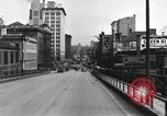Immagine di 1940s automobili su Market Street Bridge Youngstown Ohio USA, 1946, secondo 35 filmato di repertorio 65675068413