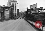 Immagine di 1940s automobili su Market Street Bridge Youngstown Ohio USA, 1946, secondo 36 filmato di repertorio 65675068413