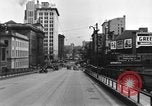 Immagine di 1940s automobili su Market Street Bridge Youngstown Ohio USA, 1946, secondo 37 filmato di repertorio 65675068413
