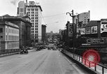 Immagine di 1940s automobili su Market Street Bridge Youngstown Ohio USA, 1946, secondo 38 filmato di repertorio 65675068413