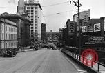 Immagine di 1940s automobili su Market Street Bridge Youngstown Ohio USA, 1946, secondo 39 filmato di repertorio 65675068413