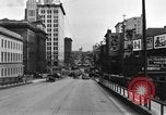 Immagine di 1940s automobili su Market Street Bridge Youngstown Ohio USA, 1946, secondo 40 filmato di repertorio 65675068413