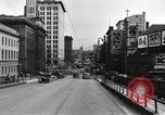 Immagine di 1940s automobili su Market Street Bridge Youngstown Ohio USA, 1946, secondo 41 filmato di repertorio 65675068413