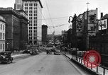 Immagine di 1940s automobili su Market Street Bridge Youngstown Ohio USA, 1946, secondo 43 filmato di repertorio 65675068413