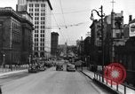 Immagine di 1940s automobili su Market Street Bridge Youngstown Ohio USA, 1946, secondo 44 filmato di repertorio 65675068413