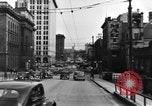 Immagine di 1940s automobili su Market Street Bridge Youngstown Ohio USA, 1946, secondo 45 filmato di repertorio 65675068413