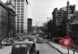 Immagine di 1940s automobili su Market Street Bridge Youngstown Ohio USA, 1946, secondo 46 filmato di repertorio 65675068413