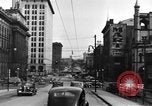 Immagine di 1940s automobili su Market Street Bridge Youngstown Ohio USA, 1946, secondo 47 filmato di repertorio 65675068413
