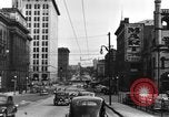 Immagine di 1940s automobili su Market Street Bridge Youngstown Ohio USA, 1946, secondo 48 filmato di repertorio 65675068413