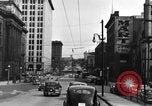 Immagine di 1940s automobili su Market Street Bridge Youngstown Ohio USA, 1946, secondo 49 filmato di repertorio 65675068413