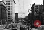 Immagine di 1940s automobili su Market Street Bridge Youngstown Ohio USA, 1946, secondo 50 filmato di repertorio 65675068413