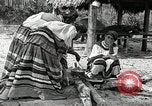 Standbild Seminole Native American Indian Village Florida United States USA, 1919, aus Sekunde 30 historischem Filmmaterial Videoclip 65675068420