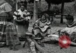 Standbild Seminole Native American Indian Village Florida United States USA, 1919, aus Sekunde 38 historischem Filmmaterial Videoclip 65675068420